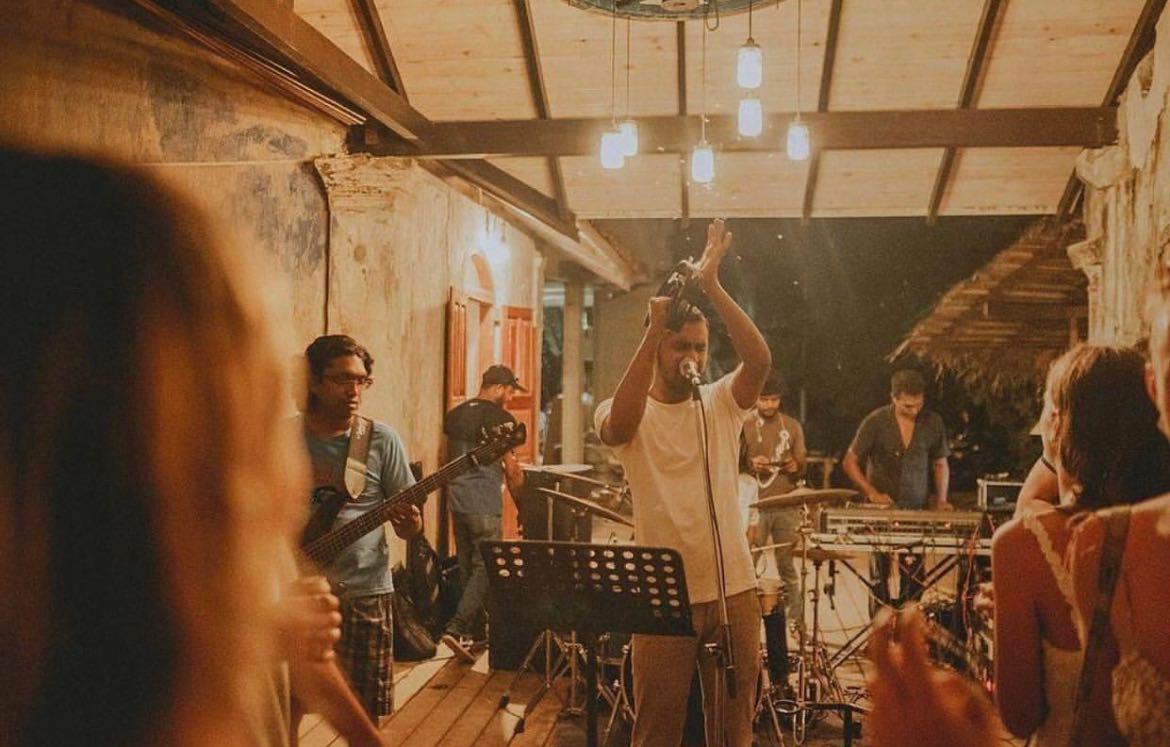 Concierto en directo bajo un porche de madera