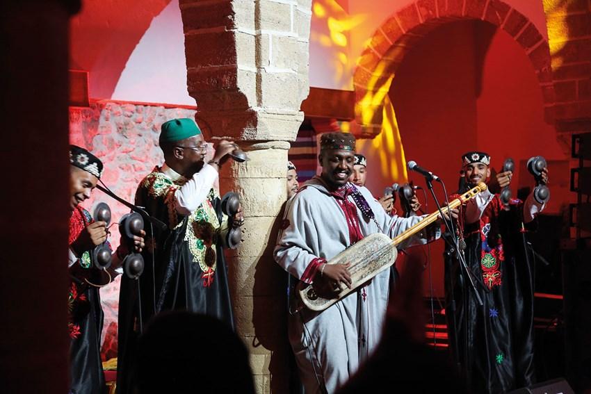 Músicos gnawa tocando en directo