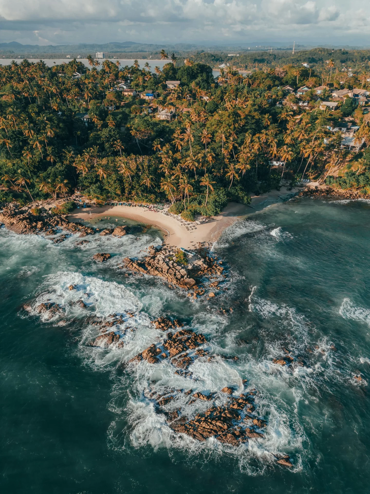 Vista aérea de una cala con palmeras y rocas en la costa sur de Sri Lanka