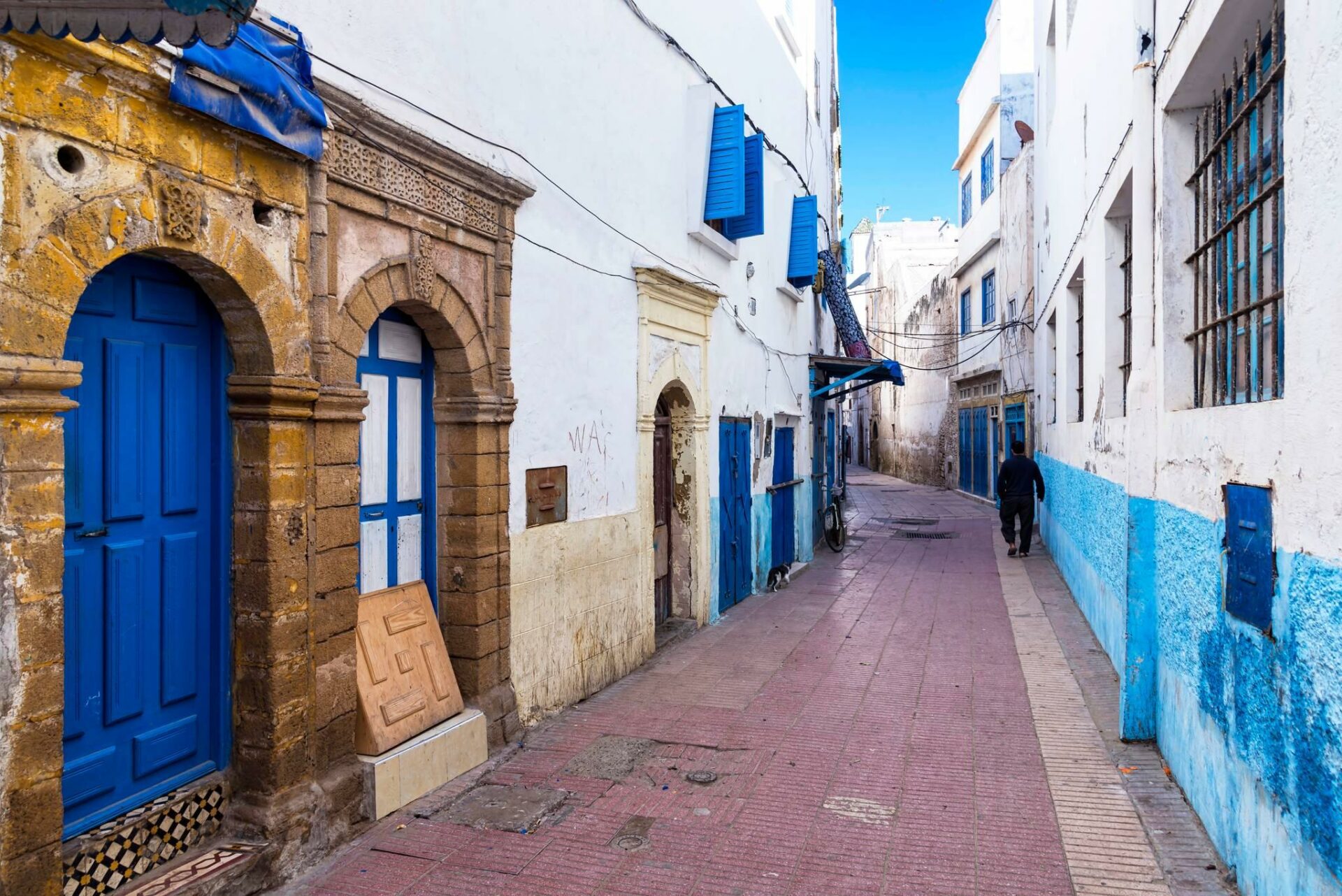 Calle de la medina de Essaouira con puertas azules