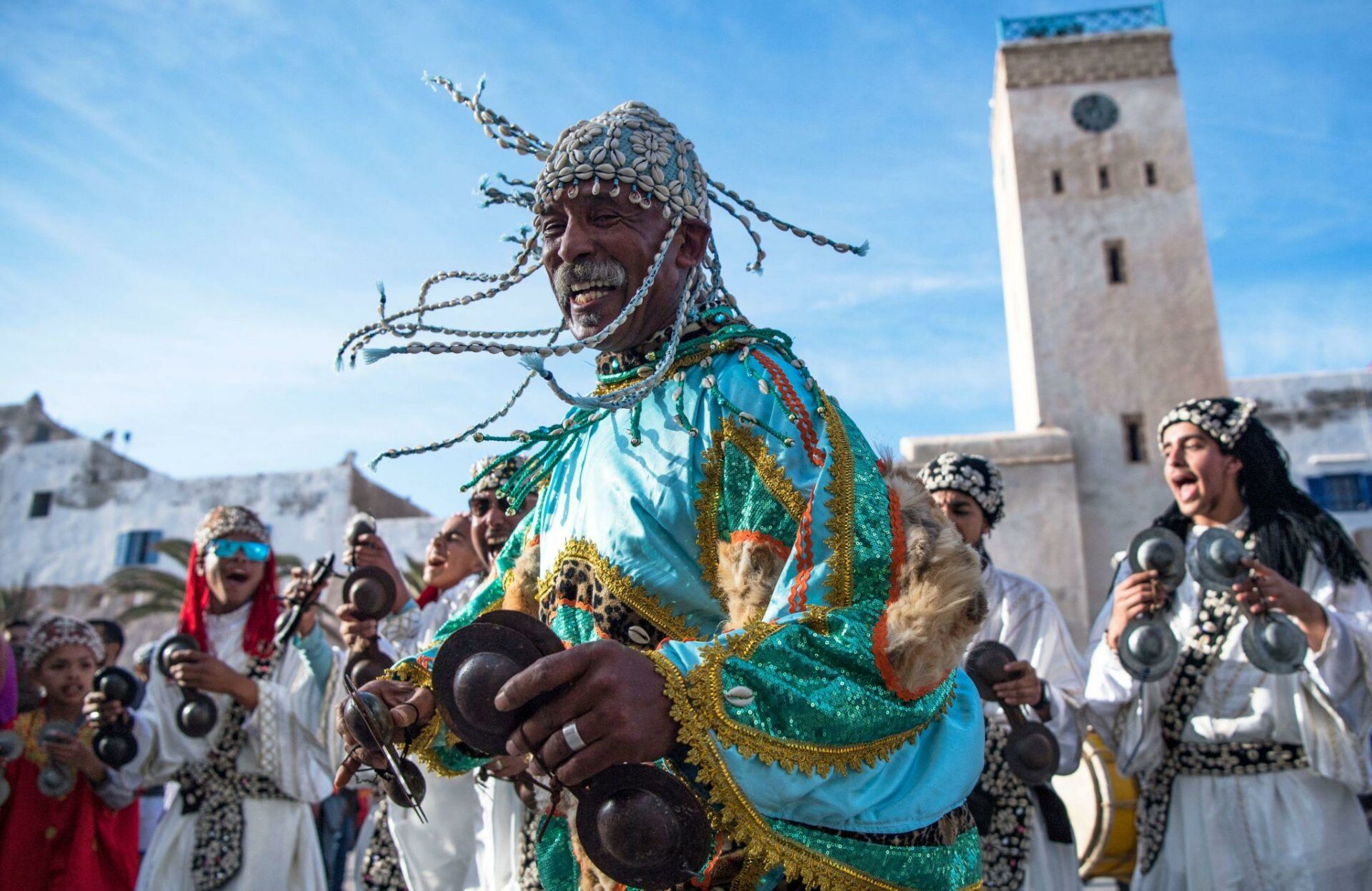 Músico gnawa bailando con qraqeb en Essaouira