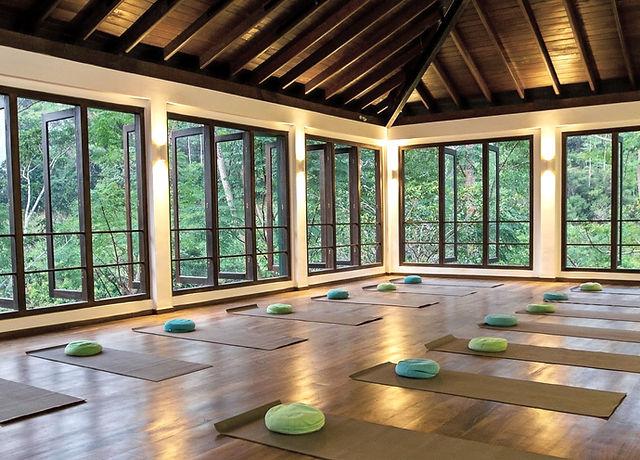 Sala de movimiento rodeada de selva en Sri Lanka